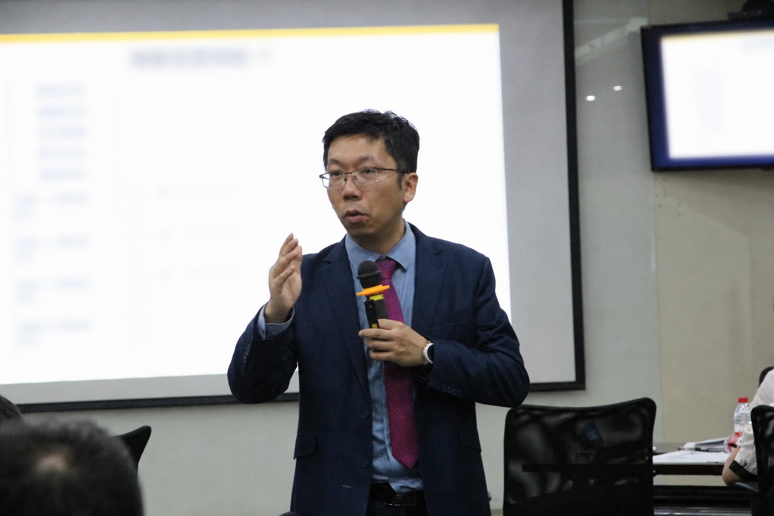 讲师结合投影内容进行课程讲解