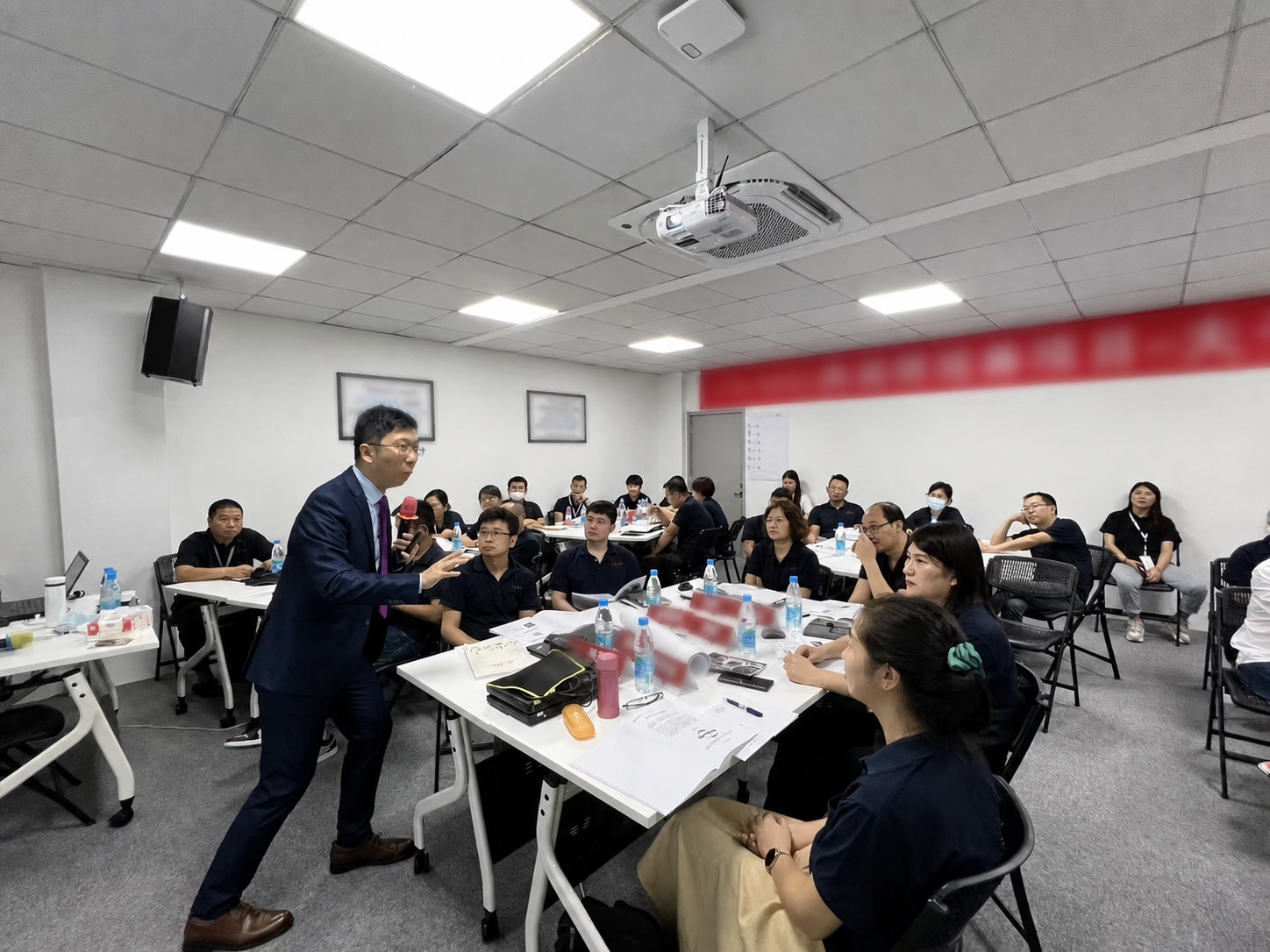 讲师走入企业课堂与学员展开对话