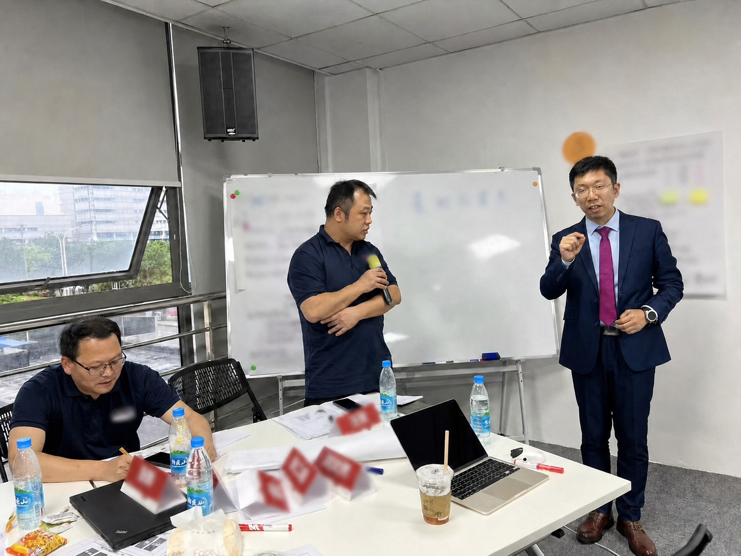 企业学员在白板工作坊中接受辅导