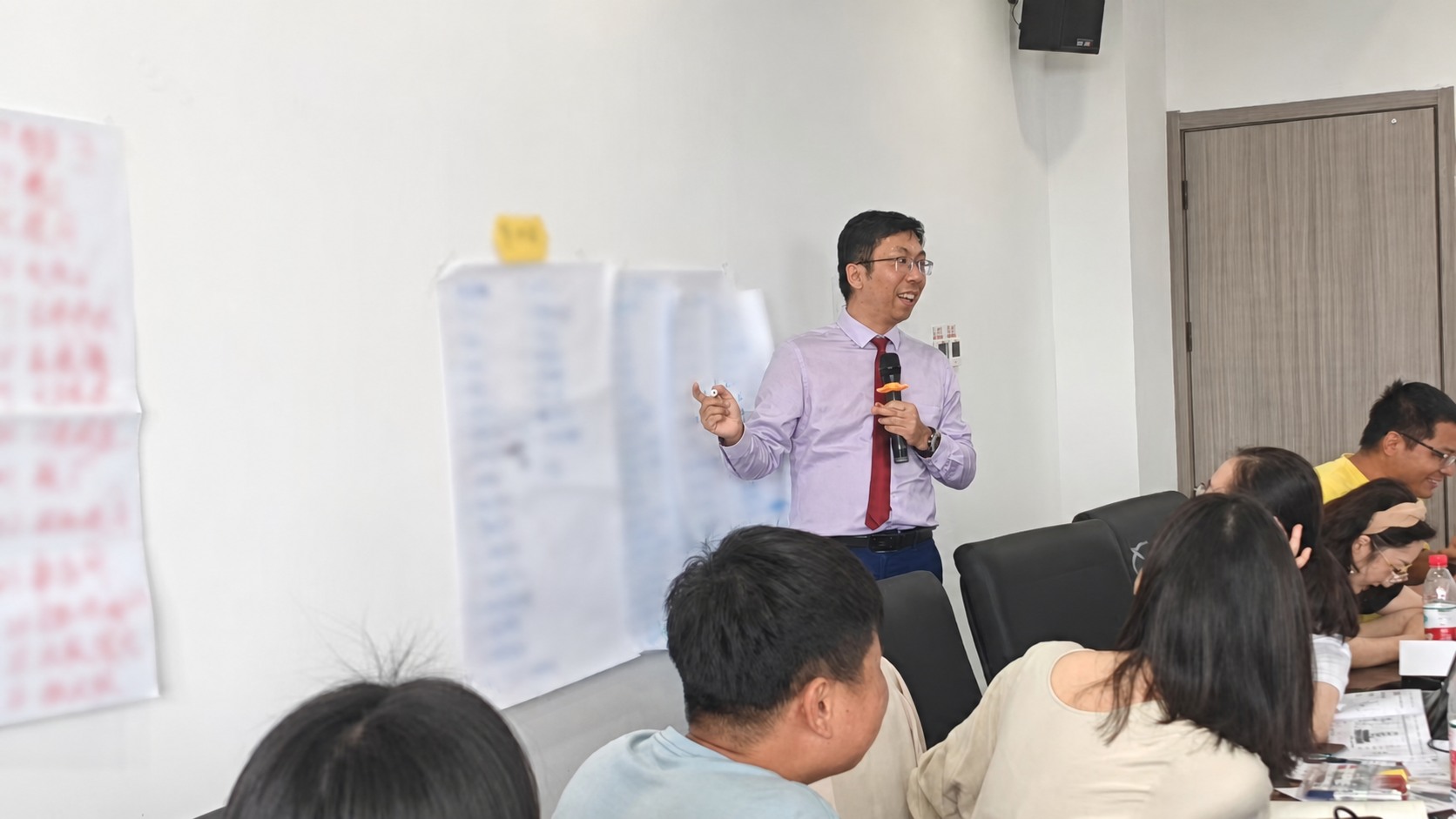 讲师在小班课堂中给予即时反馈