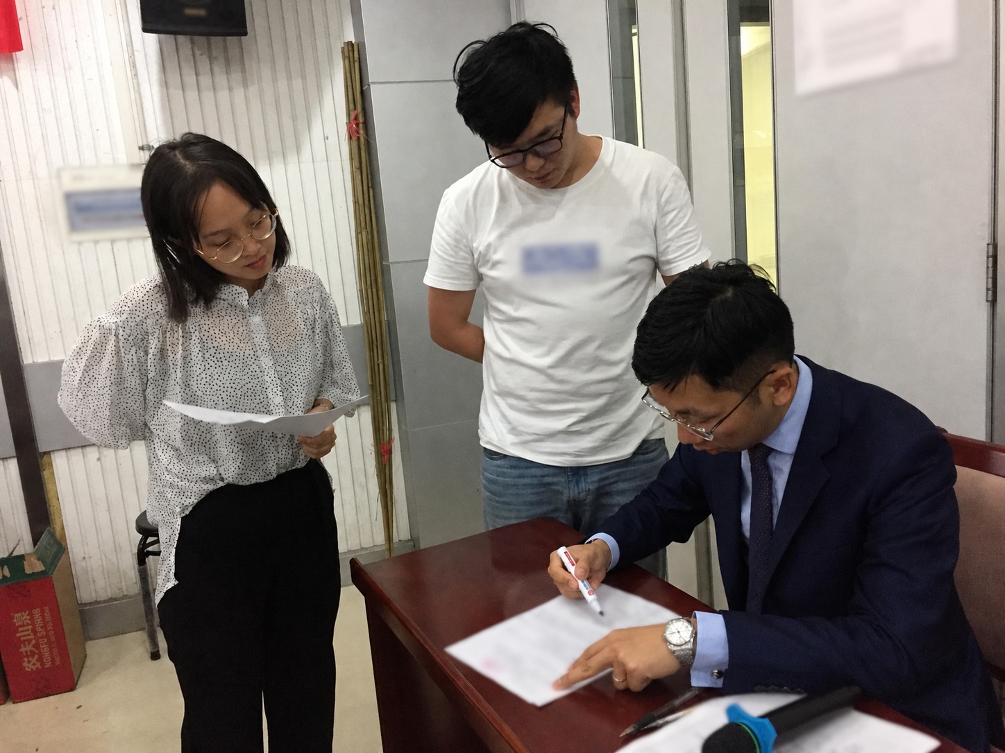 讲师与学员逐项复核课程材料