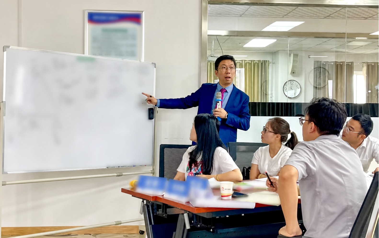 讲师在白板前带领小组梳理经验结构